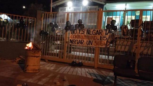 Apoderados se tomaron escuela de Chañaral para exigir enseñanza media