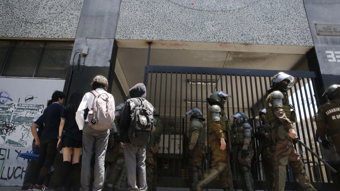 Intentó defender a una adulta mayor: Carabinero de civil fue agredido en el frontis del Instituto Nacional