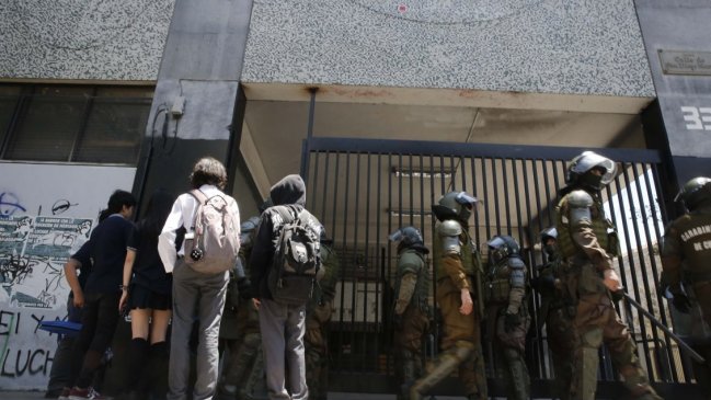 Intentó defender a una adulta mayor: Carabinero de civil fue agredido en el frontis del Instituto Nacional