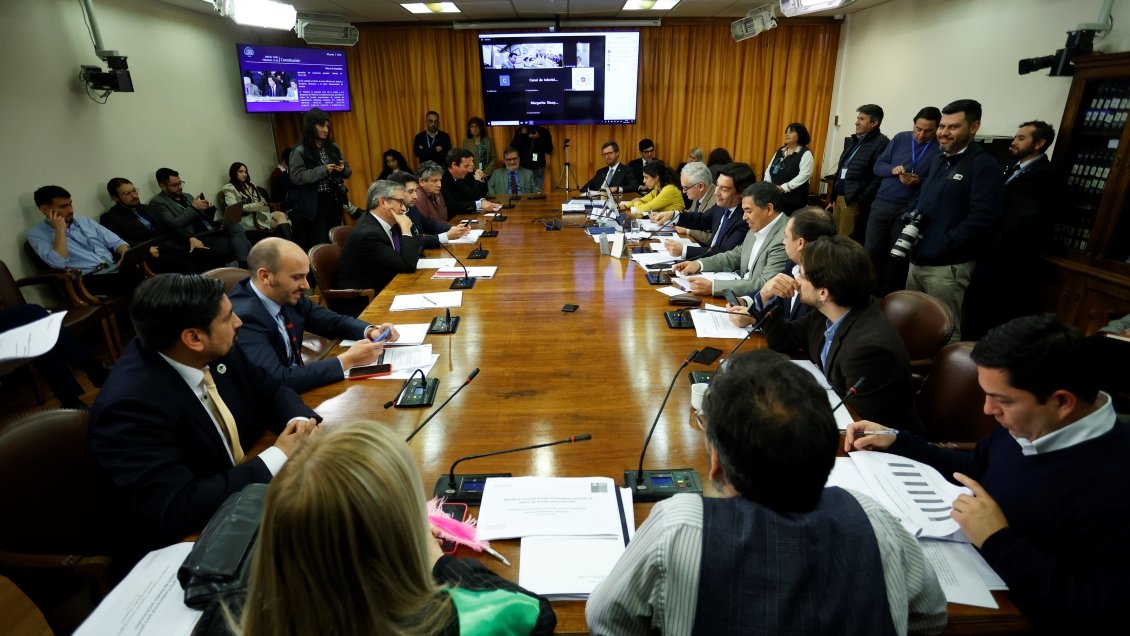 Comisión de la Constitución de la Cámara Baja rechazó un 