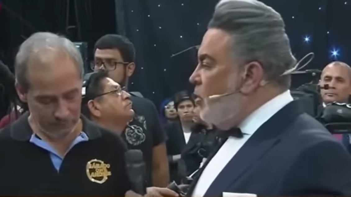 Animador de televisión causa repudio al despedir a productor en vivo: 