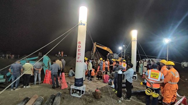 India trabaja para rescatar a una niña de dos años atrapada por más de 20 horas en un pozo