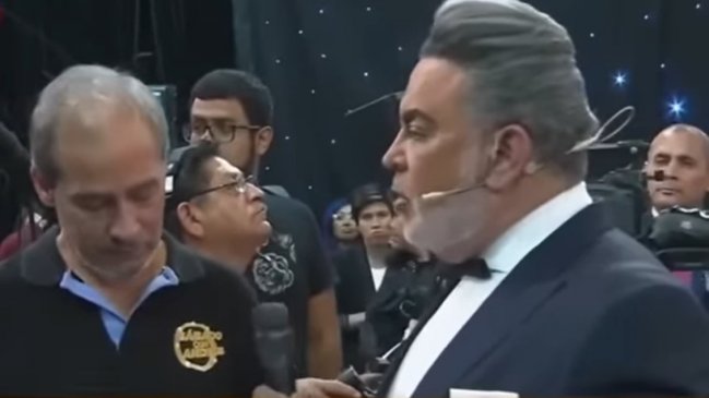 Animador de televisión causa repudio al despedir a productor en vivo: 