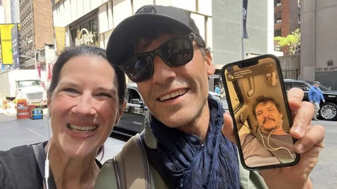 Suertuda mujer se encontró con Oscar Isaac mientras estaba en videollamada con Pedro Pascal