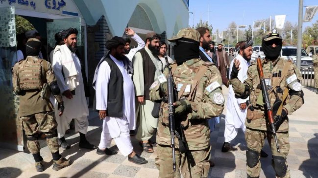  Explosión en funeral de gobernador talibán deja al menos 10 muertos  