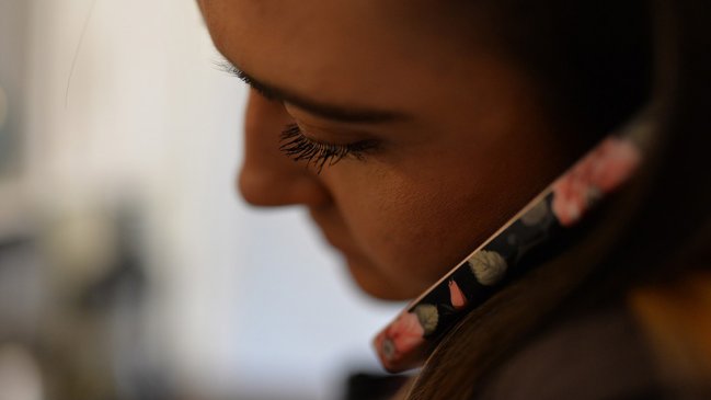 Hombre fingió su muerte y se hizo pasar por su hermano para estafar a su polola en Reino Unido