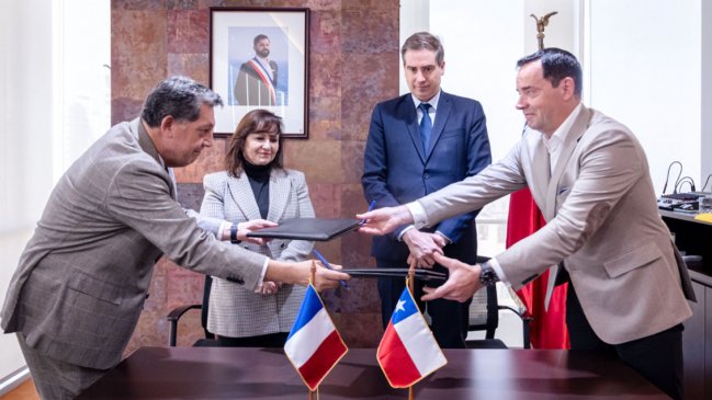  Chile y Francia impulsarán investigaciones sobre explotación de cobre y litio  
