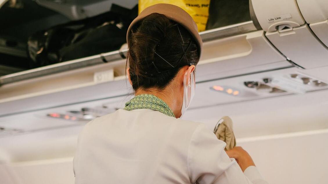 Aerolínea Qantas permitirá a sus azafatas ir sin tacones ni maquillaje