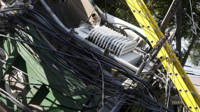 Micro derribó poste en El Bosque y generó corte de tránsito en la Gran Avenida