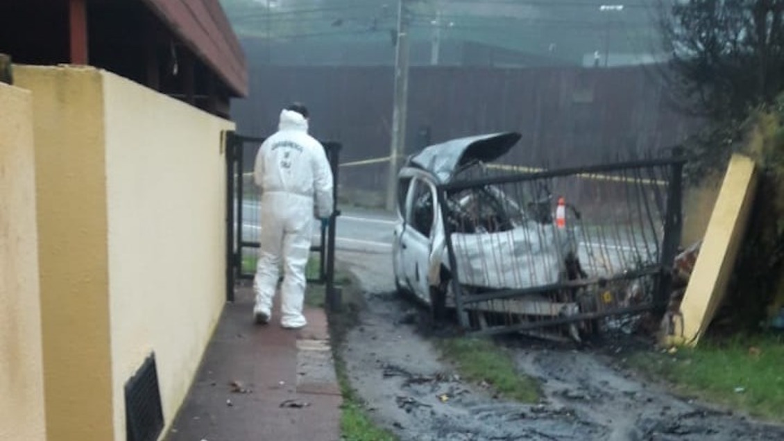 Auto se incendió tras chocar contra una casa: Tres jóvenes murieron