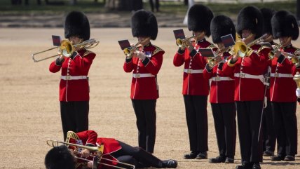   Guardias reales británicos colapsaron por el calor durante un ensayo del desfile en honor al rey Carlos 