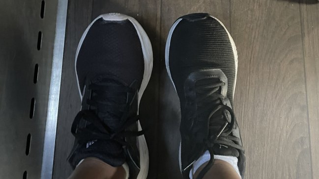 Joven llegó con una zapatilla cambiada tras vuelo a Argentina: 