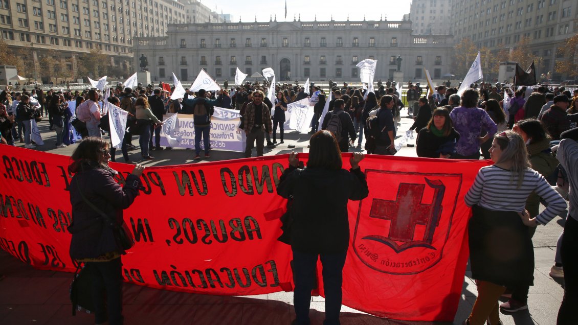 Colegio de Profesores marchó por el centro de Santiago para expresar demandas