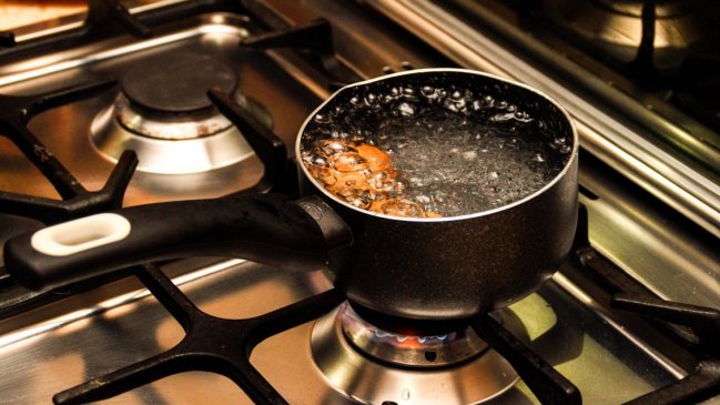 Hombre lanzó una olla con agua hirviendo a su pareja y su hijo de un año