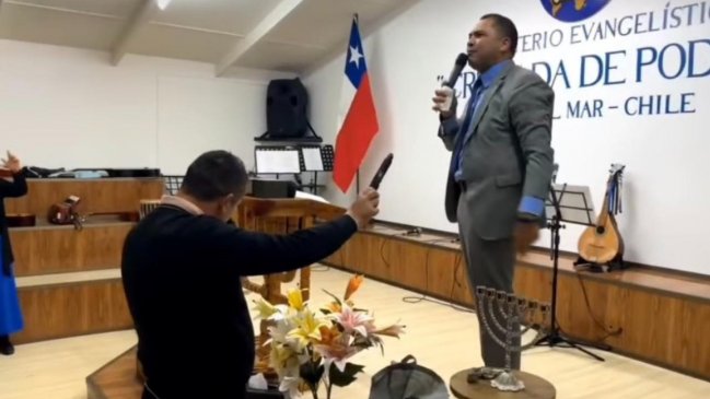 Hombre entregó armas en culto religioso y el pastor transmitió en vivo cuando las dejó en Carabineros