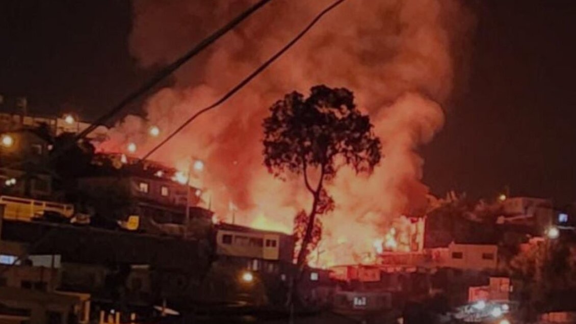 Incendio dejó al menos 10 casas destruidas en límite de Viña del Mar y Valparaíso