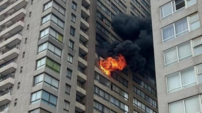 Dos departamentos destruidos dejó incendio en edificio en el centro de Santiago