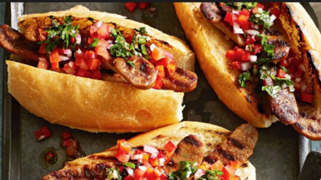 Chofer vio un asado en la calle y pidió un choripán, pero era una celebración familiar