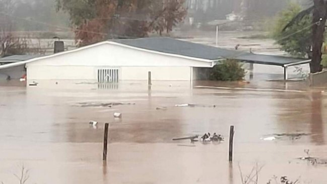 Desbordes y aumentos de caudal provocan desvíos en Ruta 5 Sur y Ruta 68