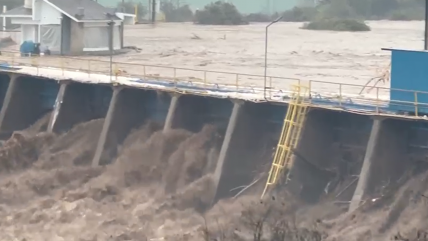  Buin: Bocatoma colapsó por alto volumen de aguas y amenaza miles de hectáreas agrícolas  