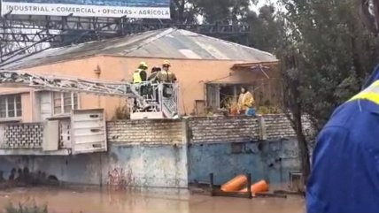   Bomberos socorre con escalera telescópica a personas que no pueden salir de su casa 