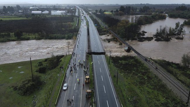 Trabajan para habilitar la Ruta 5 Sur tras socavón en puente Lircay