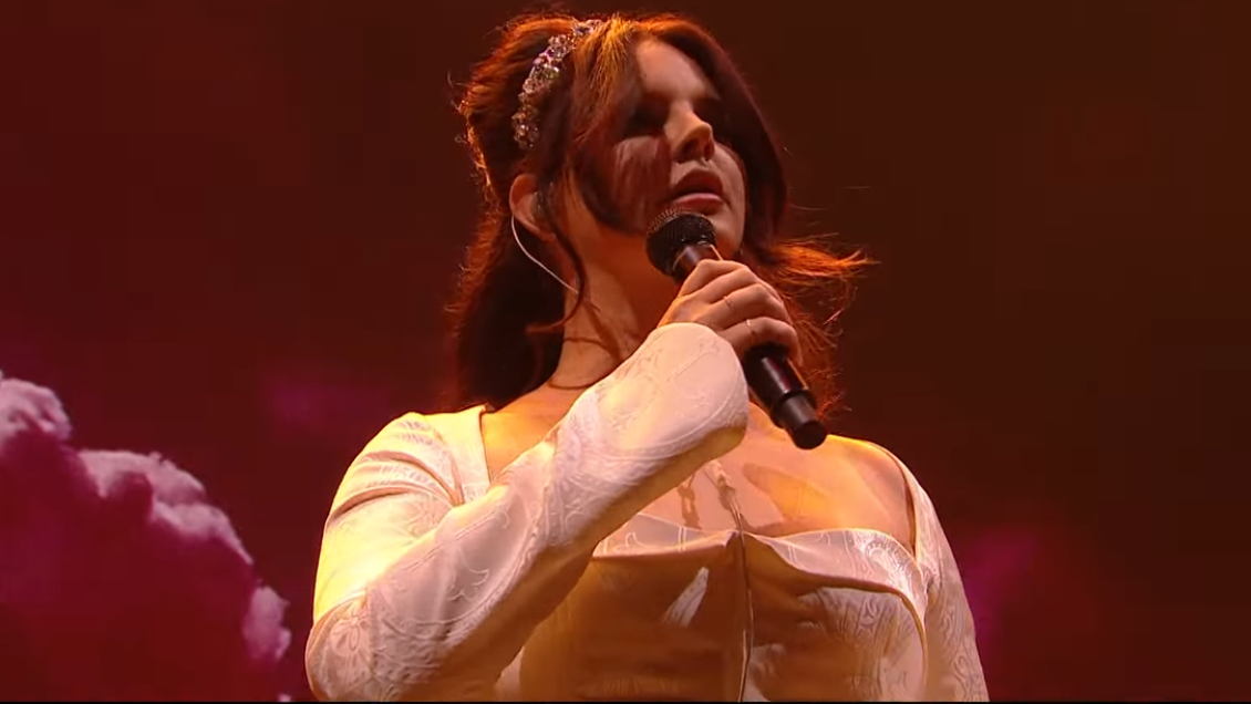 El inconcluso show de Lana del Rey en Glastonbury: producción cortó su micrófono debido a retraso