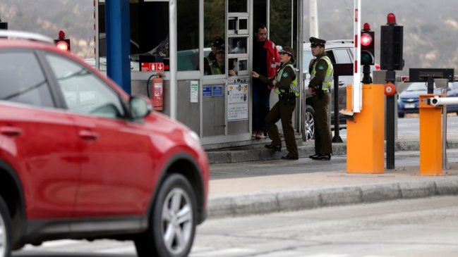 Ladrones robaron peaje y bloquearon la Autopista del Itata con miguelitos, un auto quemado y árboles cortados