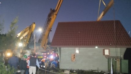  Poderosa grúa anclada salvó la casa que estaba colgando en Yumbel  