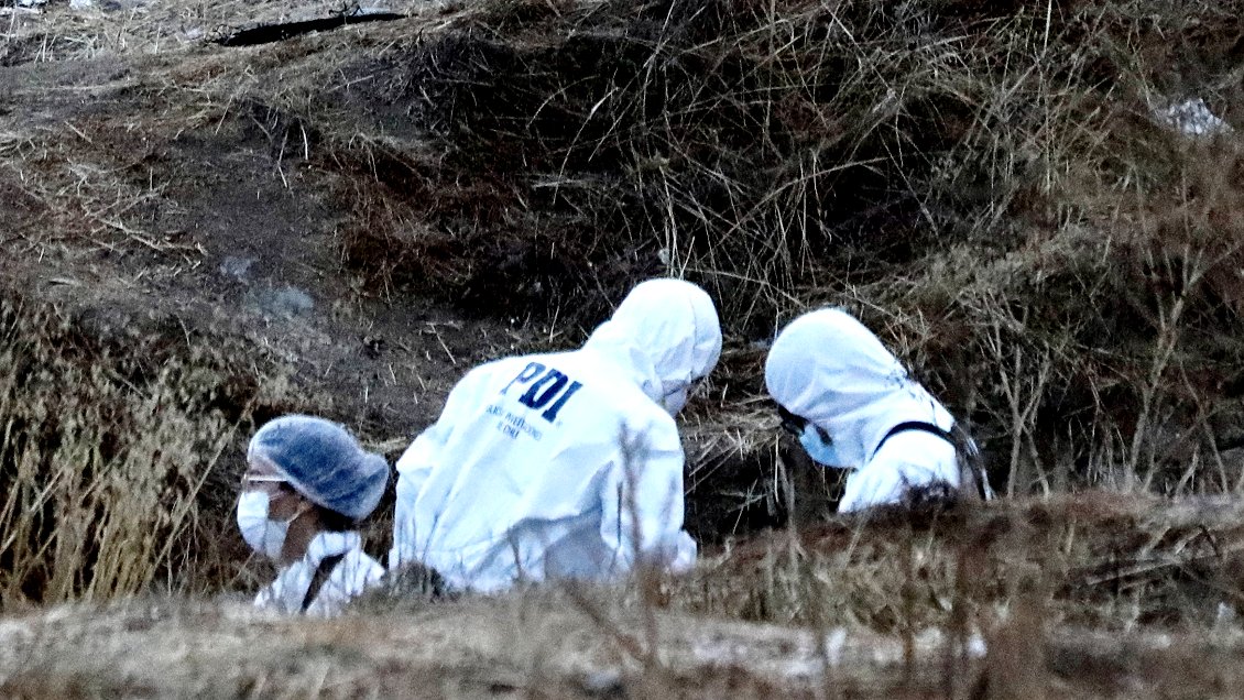 Dos hombres aparentemente muertos a tiros fueron hallados en una quebrada