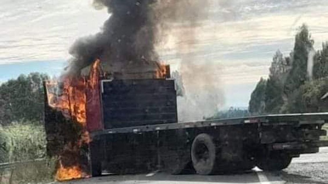 Encapuchados robaron camión y lo quemaron en Cañete