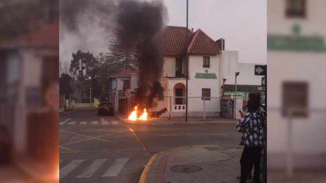 Desconocidos prendieron fuego afuera de la sede de Revolución Democrática