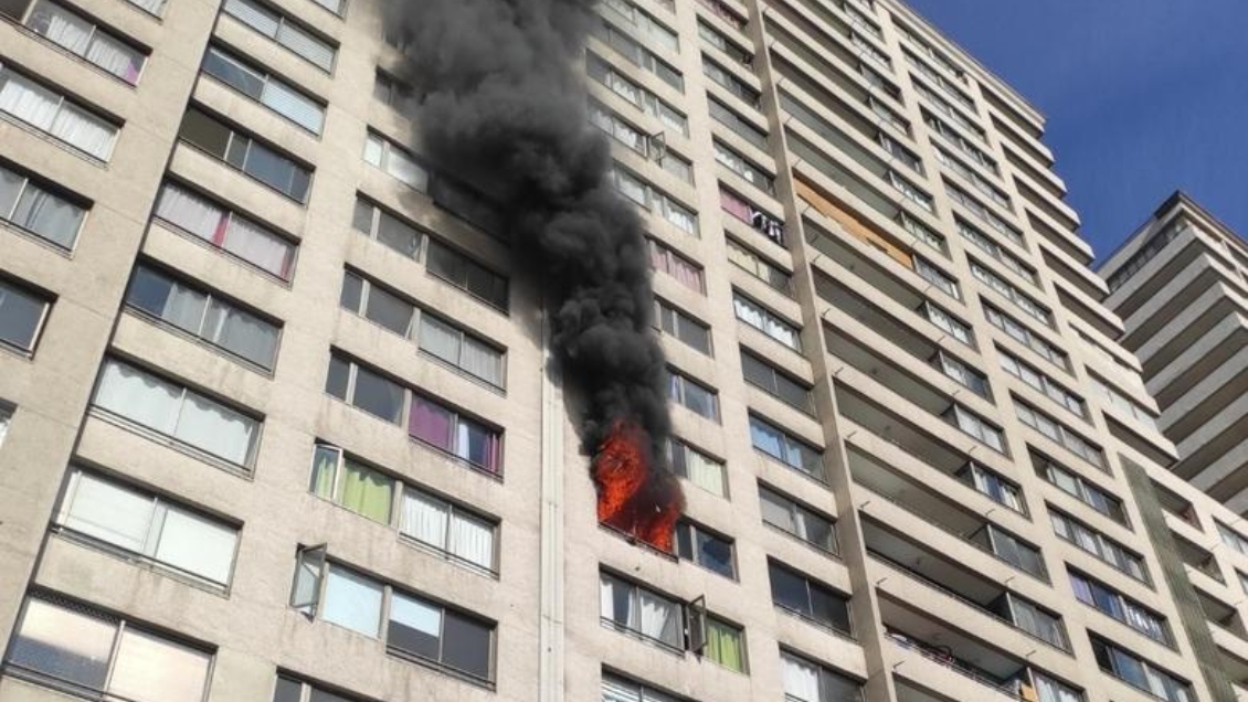 Santiago: Incendio afectó a departamento de un octavo piso y se propagó al noveno