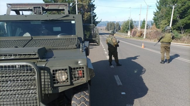 Retroexcavadora resultó destruida en ataque incendiario a bodega en Vilcún