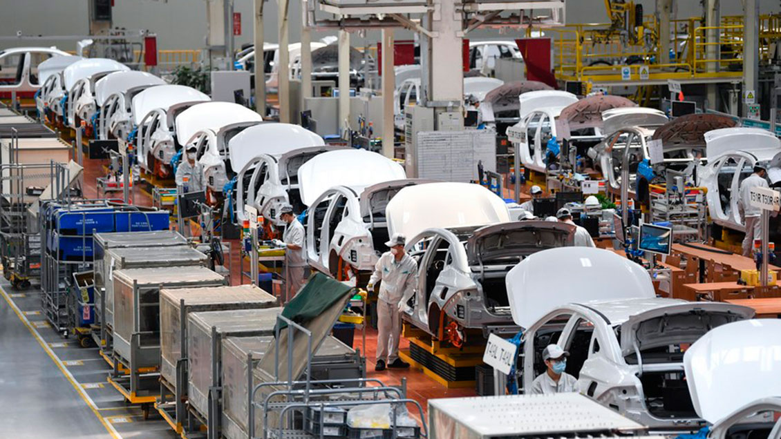 Industria china de vehículos de nueva energía registra producción récord de 20 millones