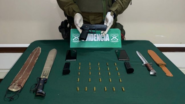 Dos sujetos detenidos por porte de arma de fuego, municiones, un sable y un cuchillo en Iquique