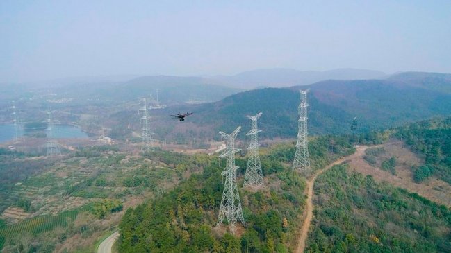 China pone en funcionamiento su mayor proyecto de transmisión eléctrica de ultra alto voltaje