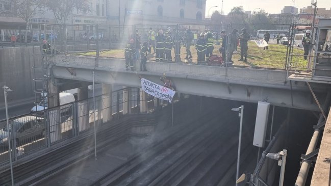 Trabajadores protestaron en el metro por deuda de imposiciones por parte de empresa de call center