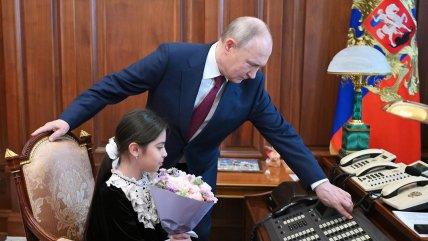  Putin mostró su lado humano junto a una niña: Le 