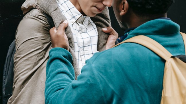 Incrustan lápiz en entrepierna de un estudiante tras hacerle cruel 