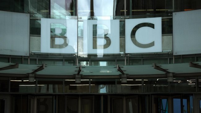  Suspenden a presentador de BBC por acusación de fotos explícitas  
