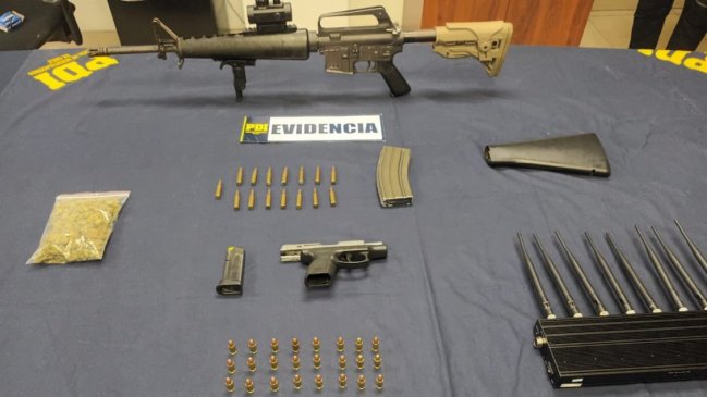 Hombre fue sorprendido con un fusil de guerra en su casa de Puente Alto