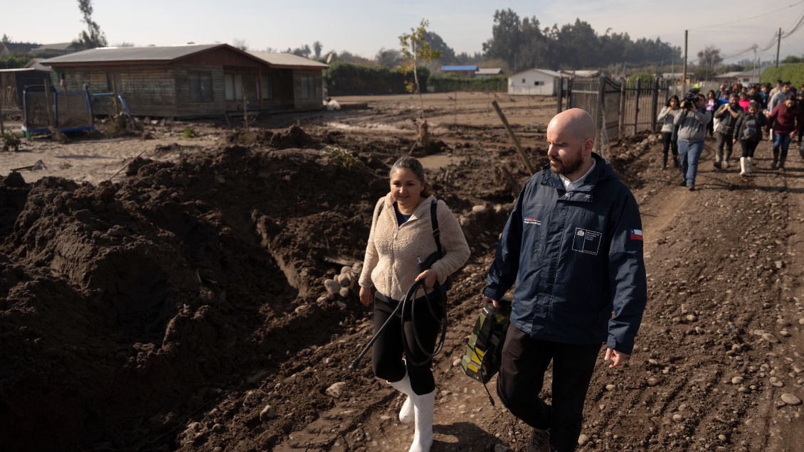 Ministro Jackson y delegada Martínez visitaron zona afectada por sistema frontal en Talagante