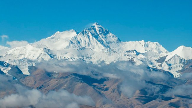 Expedición china mide espesor de nieve en cumbre del Monte Everest