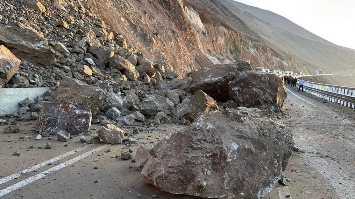 [Fotos] El derrumbe de rocas que provocó taco kilométrico en la Ruta 5 ...