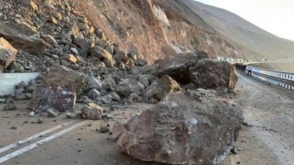  Así fue el derrumbe de rocas que provocó taco kilométrico entre Arica y Tarapacá  
