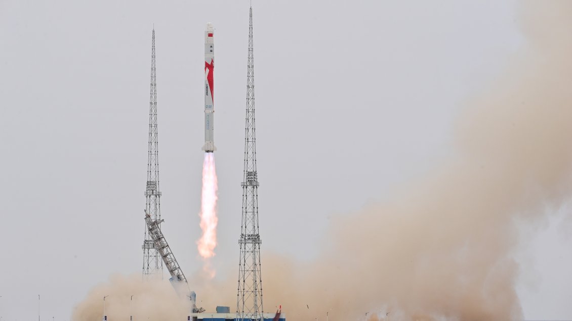 China lanza con éxito el primer cohete del mundo que usa metano y oxígeno como combustible