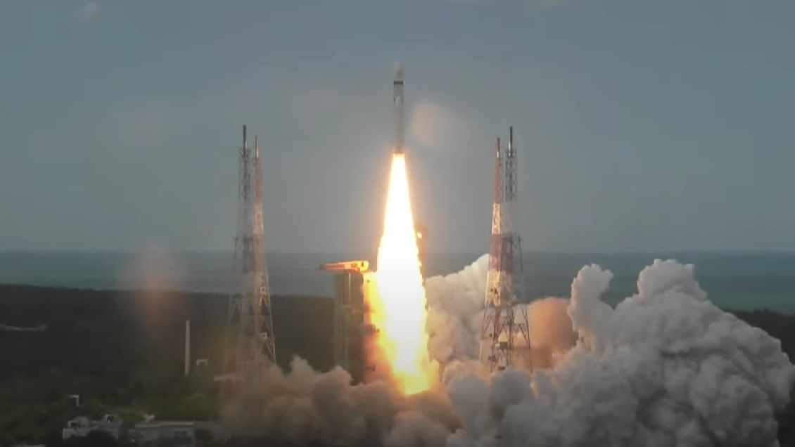 La India lanzó con éxito su segundo intento por llegar al inexplorado polo sur de la Luna