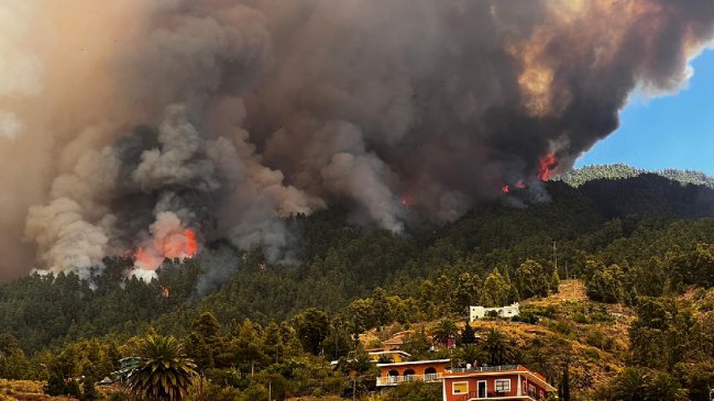 Incendio forestal sin control obliga a evacuar la isla española de La Palma
