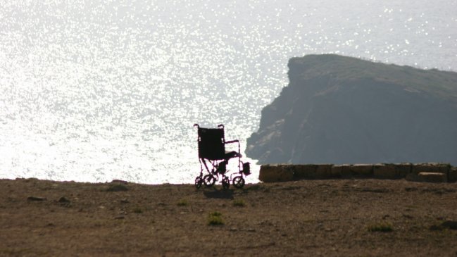   Anciano empujó al mar a su esposa en silla de ruedas: Se había cansado de cuidarla 